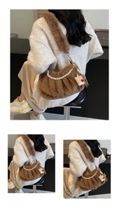 Détail du sac à main en peluche marron plissé avec chaîne en perles et pendentif poupée