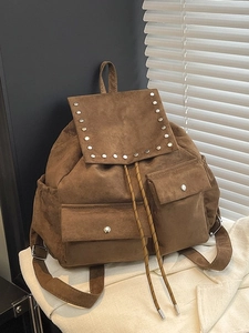 Sac à dos marron en similicuir avec rivets argentés et cordon de serrage femme