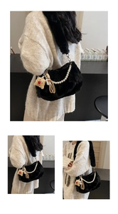 Détail du sac bandoulière en peluche avec chaîne perlée et pendentif ours