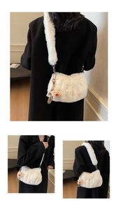 Détail du sac bandoulière en peluche crème avec texture plissée et chaîne perle