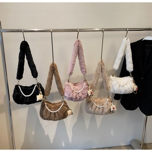 Vue détaillée des sacs à main en peluche avec chaîne de perles et breloques ours en peluche