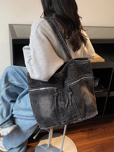 Sac cabas en denim délavé gris anthracite avec deux poches zippées et des glands