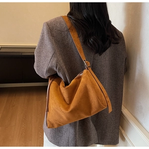 Bruine suède hobo tas over de schouder, minimalistisch oversized ontwerp met brede riem
