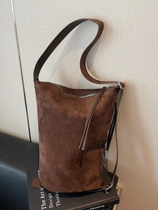 Minimalistische donkerbruine suède hobo-tas voor dagelijks woon-werkverkeer en herfststijl