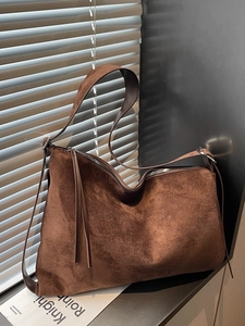 Bruine vintage suède handtas met lange kwastjes en zilverkleurige metalen hardware