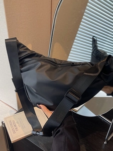 Sac bandoulière minimaliste en nylon noir avec large sangle et grande capacité de rangement