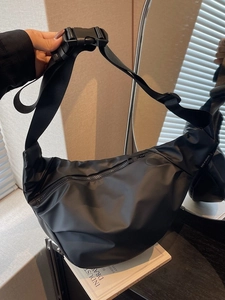 Sac bandoulière demi-lune noir minimaliste avec sangle réglable et boucle en plastique