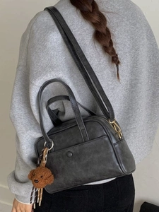 Sac Bandoulière en Cuir PU Rétro pour Femmes Mode Sac à Main Bowling Avec Pendentif Ours en Peluche Couleur Unie Sac à Épaule