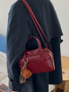Sac bowling rétro bordeaux avec breloque ours et bandoulière réglable pour femmes