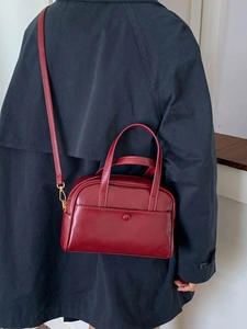 Sac bowling rouge foncé vintage avec poignées et bandoulière amovible pour le quotidien