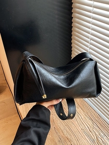 Sac baguette en cuir souple noir avec large bandoulière rivetée et zip doré