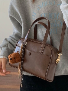 Sac bowling rétro en cuir PU marron foncé avec pendentif ours pour le quotidien