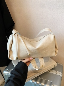 Sac baguette beige froncé élégant avec fermeture éclair et cordons de serrage latéraux