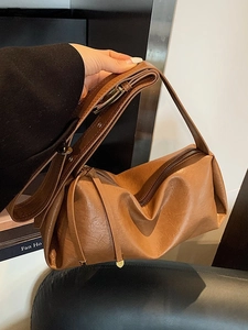 Sac baguette en cuir souple marron avec texture plissée vintage et large bandoulière