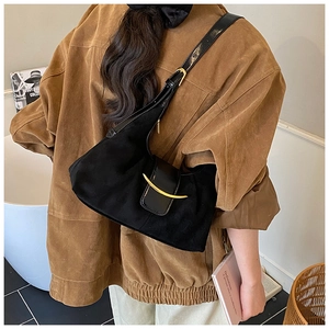 Détail du sac hobo en daim noir avec boucle en métal doré et bandoulière en cuir