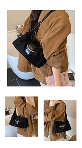 Détails du sac sous le bras en daim noir avec boucle dorée en croissant et bandoulière