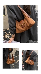Détail du sac fourre-tout en daim caramel avec boucle dorée et design en demi-lune