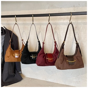 Détails de quatre sacs sous les aisselles en daim : camel, noir, bordeaux et marron foncé