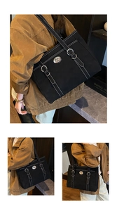 Gros plan détaillé d'un grand sac cabas noir avec coutures blanches contrastées et boucle argentée