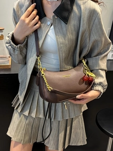 Sac bandoulière demi-lune marron café en cuir avec charm cerise et chaîne dorée