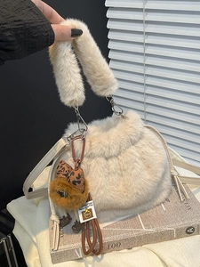 Winter plush bucket bag in creamy white with soft faux fur and leopard bow charm