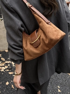 Sac hobo en daim marron avec boucle dorée et rabat en cuir pour femmes