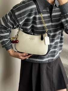 Sac à bandoulière chic crème et noir avec charm cerise et chaîne dorée pour femme