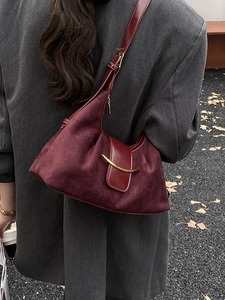 Sac fourre-tout bordeaux en daim avec garniture en cuir et boucle dorée sur modèle