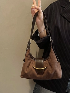 Sac fourre-tout vintage en daim marron avec boucle en croissant dorée à l'épaule
