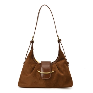 Sac à bandoulière en daim marron avec rabat en cuir brillant et boucle dorée chic