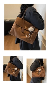 Detalle del bolso tote de ante marrón vintage con hebilla dorada y amuleto de oso