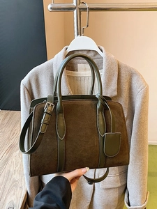 Sac Boston rétro en patchwork vert olive et marron givré avec bandoulière en cuir