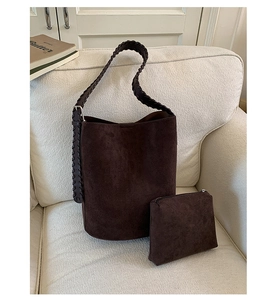 Dettaglio borsa a secchiello scamosciata marrone scuro con pochette e tracolla intrecciata