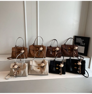 Tres bolsos tote de gamuza en marrón, beige y negro con dijes de osos de peluche