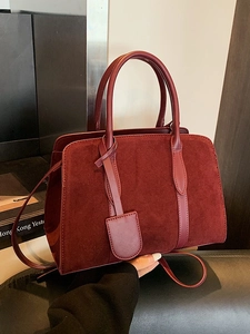 Sac Boston vintage bordeaux mat avec coutures en cuir lisse et bandoulière amovible