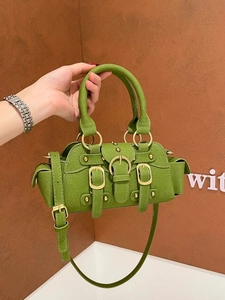 Borsa a mano verde avocado stile biker con fibbie decorative e manico superiore