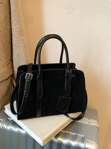 Sac Boston vintage en noir mat de forme trapèze avec détails en cuir et poignée haute