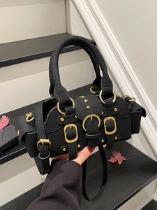Elegante borsa nera stile biker con fibbie dorate e rivetti su scale moderne