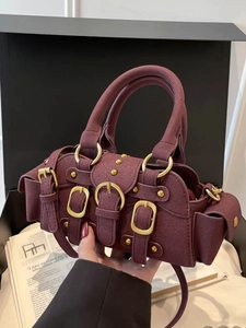 Mini borsa a mano in pelle scamosciata bordeaux con fibbie dorate stile biker