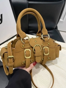 Borsa a mano retrò in camoscio cammello con cinturini a fibbia vintage e dettagli metallici