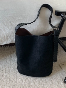 Borsa a secchiello retrò in pelle scamosciata nera con ampia tracolla intrecciata e fibbia
