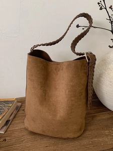 Borsa a secchiello vintage marrone scamosciato con tracolla in stile intrecciato