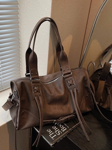 Sac boston rétro en PU marron foncé mat avec bandoulière et détails noués