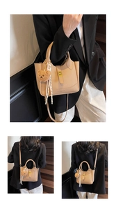 Détail du sac seau abricot grainé avec breloque ours en peluche et foulard en soie