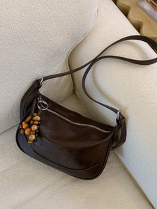 Borsa a tracolla retrò a mezzaluna marrone scuro in pelle con ciondolo in perle di legno