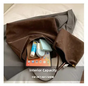 Vue de dessus montrant la grande capacité intérieure du sac cabas en daim marron