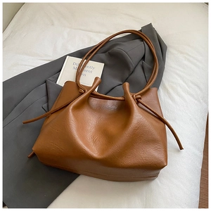 Detail der vintage braunen Shopper Tasche mit dekorativem Kordelknoten und schmalen Trägern