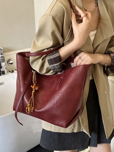 Chic burgundy large-capacity tote bag in soft leather with wooden bead tassel detail