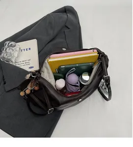 Vista interna della borsa tote capiente in PU marrone scuro con spazio per oggetti personali