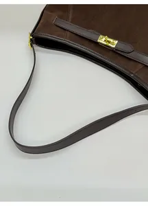 Dettaglio della borsa tote in pelle scamosciata marrone scuro con chiusura a scatto dorata